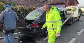 Scontro tra un'auto e un bus scolastico nel Torinese, un morto e 20 feriti