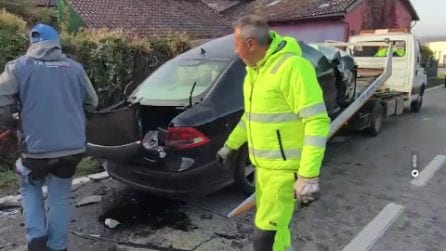 Scontro tra un'auto e un bus scolastico nel Torinese, un morto e 20 feriti