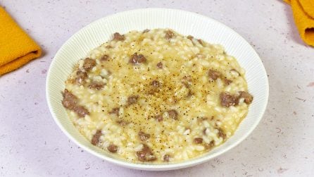 Risotto con salsiccia: un piatto caldo e cremoso!