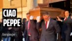Funerali di Peppe Vessicchio: l'uscita del feretro e l'applauso del quartiere