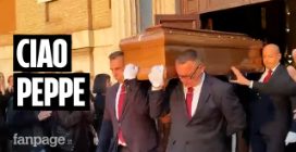 Funerali di Peppe Vessicchio: l'uscita del feretro e l'applauso del quartiere