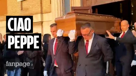Funerali di Peppe Vessicchio: l'uscita del feretro e l'applauso del quartiere