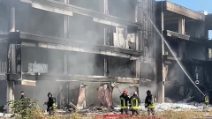 Incendio in un palazzo a Tor Cervara: uomo si lancia per salvarsi dalle fiamme, è in fin di vita