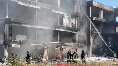 Incendio in un palazzo a Tor Cervara: uomo si lancia per salvarsi dalle fiamme, è in fin di vita