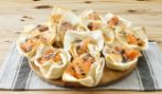 Sandwich bread baskets with salmon and robiola: The perfect appetizer for your holiday dinner!