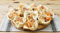 Sandwich bread baskets with salmon and robiola: The perfect appetizer for your holiday dinner!