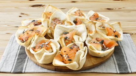 Sandwich bread baskets with salmon and robiola: The perfect appetizer for your holiday dinner!