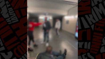 L'aggressione a Simone Cicalone nella metro di Roma in un video: colpita anche una guardia giurata