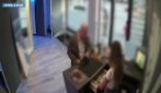 Il bancario (incensurato) diventato bandito di fast food e gelaterie a Milano: il video delle rapine