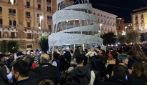 Le luminarie di Natale a Napoli si accendono in ritardo: fischi della folla in piazza Municipio