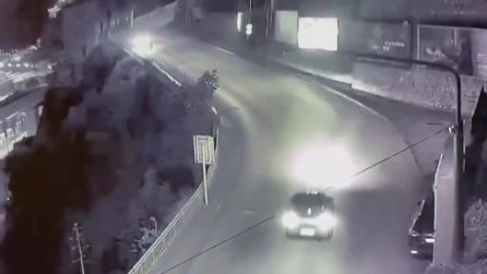 Auto impazzita sfonda il parapetto e precipita nel dirupo, il video dell'incidente a Salerno