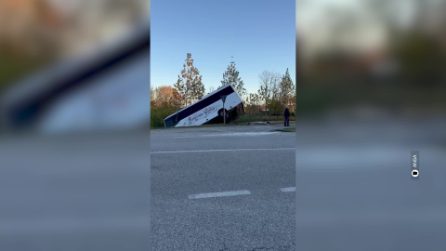 Il video del bus con 20 studenti caduto nel fosso a Pordenone dopo l'impatto con un'auto
