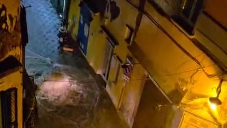 Maltempo, Procida allagata: scooter trascinati dall'acqua, tombini scoppiati, inondata la chiesa