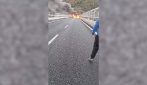 Assalto a portavalori sull'A2, chiodi sull'asfalto e auto in fiamme per bloccare il mezzo: il video