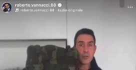 Vannacci si mette il presepe nello zaino per rilanciare la polemica: "C'è chi lo vuole nascondere"