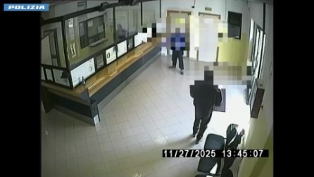 Dà fuoco agli uffici del Comune perché infastidito da un cantiere, arrestato: il video