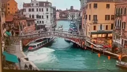 Vaporetto Actv sbatte contro l’arcata del ponte delle Guglie: il video dell'incidente a Venezia