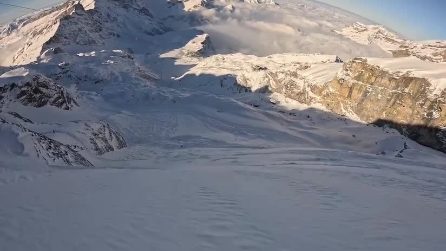 Fa un fuoripista e provoca una valanga: il video ripreso dalla videocamera sul casco del 21enne