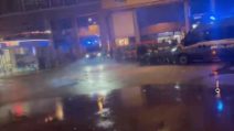 Guerriglia totale in centro a Bologna durante Virtus–Maccabi: tensione altissima, è il caos