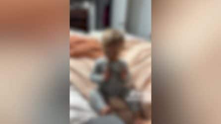 Bambino sordo parla con la madre con la lingua dei segni