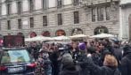 La bara di Ornella Vanoni esce dalla camera ardente tra gli applausi generali