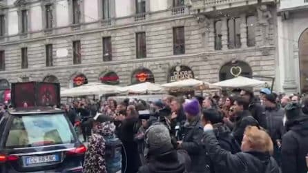 La bara di Ornella Vanoni esce dalla camera ardente tra gli applausi generali