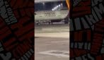 Passeggeri in ritardo forzano l’uscita di sicurezza e inseguono l’aereo: caos all’aeroporto di Colonia