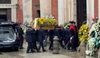 I funerali di Ornella Vanoni a Milano: l’arrivo del feretro davanti al figlio Cristiano e ai nipoti