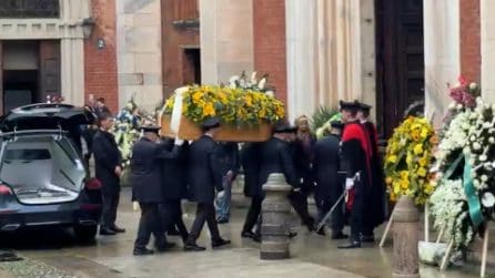 I funerali di Ornella Vanoni a Milano: l’arrivo del feretro davanti al figlio Cristiano e ai nipoti