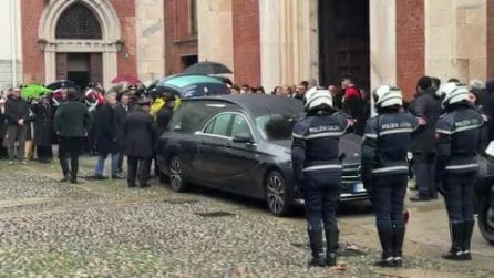 L'uscita del feretro dalla Chiesa: l'applauso della folla gremita dietro le transenne