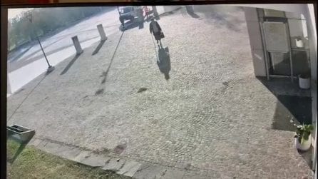 Mantova finge di essere la madre morta: il video dell'uomo che entra nell'ufficio Anagrafe