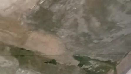 Piove nello stadio Maradona di Napoli, la protesta dello spettatore