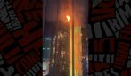 Incendio a Hong Kong, tre grattacieli avvolti dalle fiamme: decine di morti