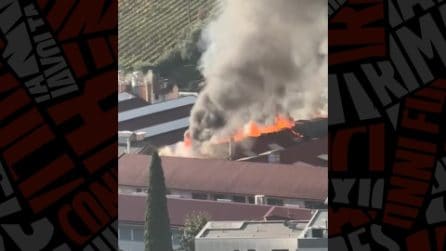 Incendio alla cartiera Fedrigoni di Riva. In fiamme il tetto della struttura