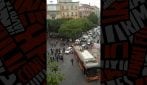 Filobus si sgancia dai cavi e resta bloccato a piazza Carità, traffico impazzito a Napoli centro