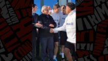 Pioli riappare alla Continassa tra Spalletti e la squadra della Juventus insieme ai campioni del 1985