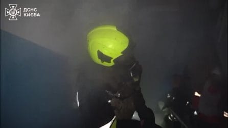 Droni russi su Kiev, danni e incendi negli edifici in Ucraina