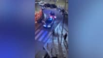 Il video del 24enne che distrugge con una mazza tutte le auto parcheggiate in centro a Milano