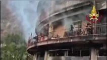 Incendio in una palazzina a Laveno Mombello, decine di sfollati: il video delle fiamme