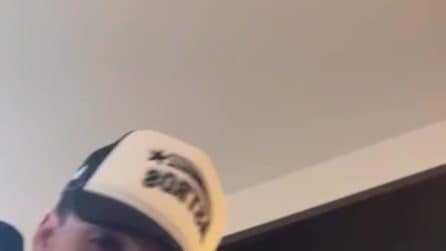 Gaffe del Tg1 su Aka7even, la foto dell'annuncio di Sanremo è sbagliata: "Chi è quello?"