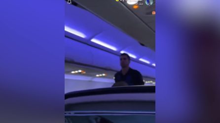 Cancelo perde la testa e aggredisce un tifoso in aereo: si avvicina e gli chiede subito di non filmarlo