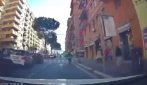 Rider passa con il rosso al semaforo e viene travolto da una Smart: fuggito il conducente dell'auto