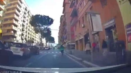 Rider passa con il rosso al semaforo e viene travolto da una Smart: fuggito il conducente dell'auto