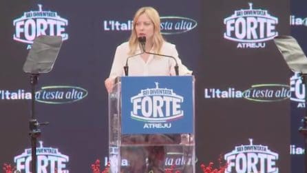 Meloni ad Atreju parla di educazione: "I figli non sono dello Stato, sono dei genitori"