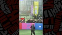 Show di Zidane, a 53 anni sorprende con i suoi dribbling: incanta i tifosi in Cina
