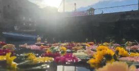 Campi Flegrei, migliaia di fiori gettati nella darsena di Pozzuoli: "Simbolo della lotta al bradisismo"