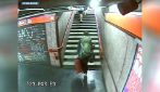Arrestata banda di cinque ragazzi per violenze e rapine in metro a Milano: il video degli scippi
