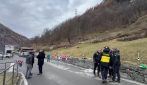 Elicottero precipita in Valtellina, il video delle operazioni: estratti vivi i passeggeri