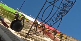 Festa di Santa Barbara, a Napoli scalata dei vigili del fuoco in piazza del Gesù e tricolore gigante