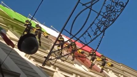 Festa di Santa Barbara, a Napoli scalata dei vigili del fuoco in piazza del Gesù e tricolore gigante